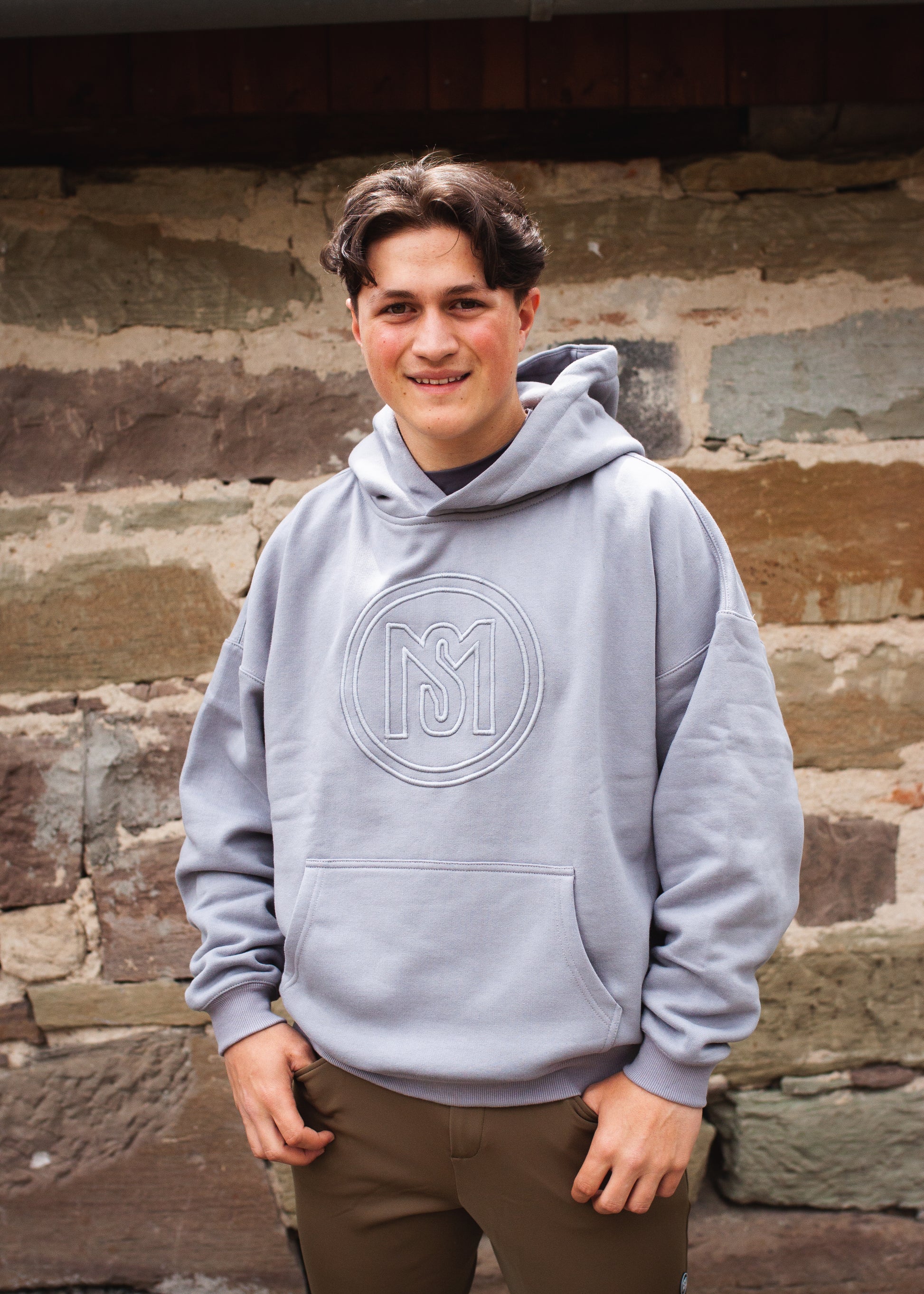 Unisex MS Equestrianwear Hoodie in Grau – weicher, atmungsaktiver Reithoodie aus 70 % Baumwolle und 30 % Polyester mit sportlichem Design und MS Logo.