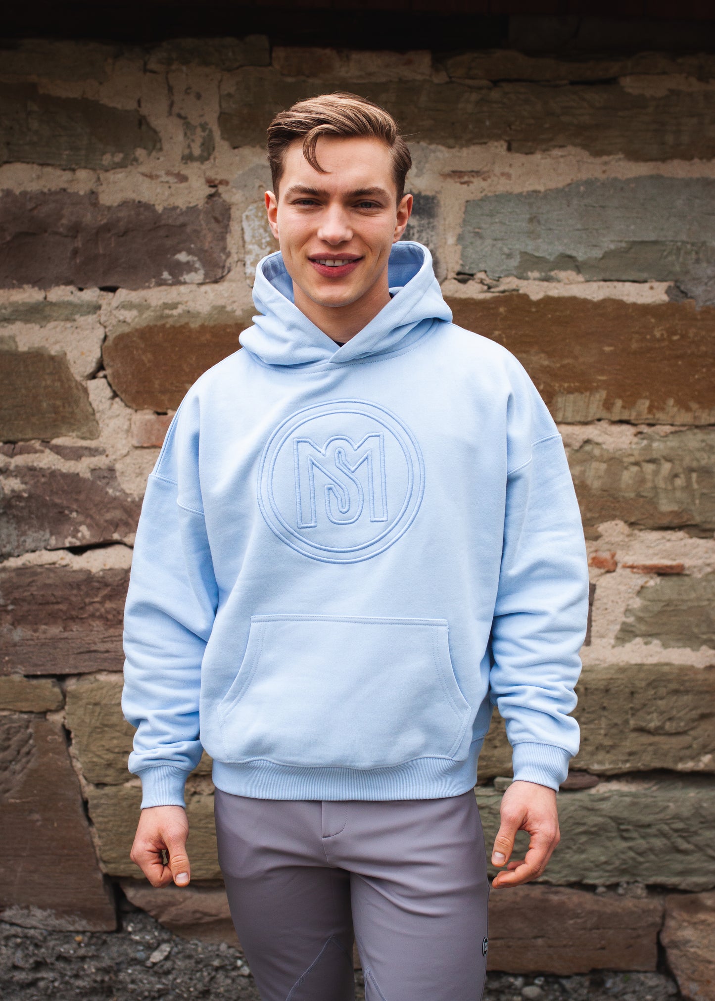 Unisex MS Equestrianwear Hoodie in Hellblau – weicher, atmungsaktiver Reithoodie aus 70 % Baumwolle und 30 % Polyester mit sportlichem Design und MS Logo.